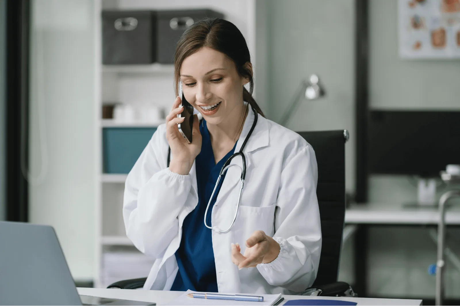 vet nurse on phone calling